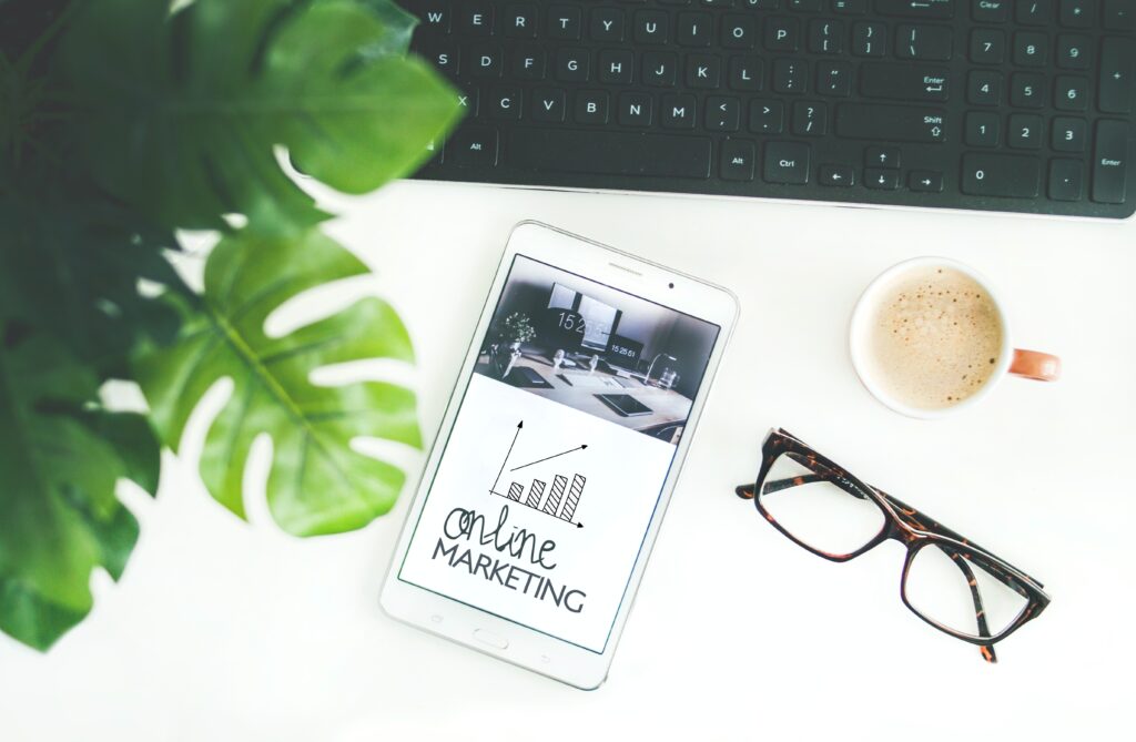 Marketing for Winners: 7 online τρόποι να αναπτύξεις τα Leads 28 tablet-coffee-eyeglasses-keyboard
